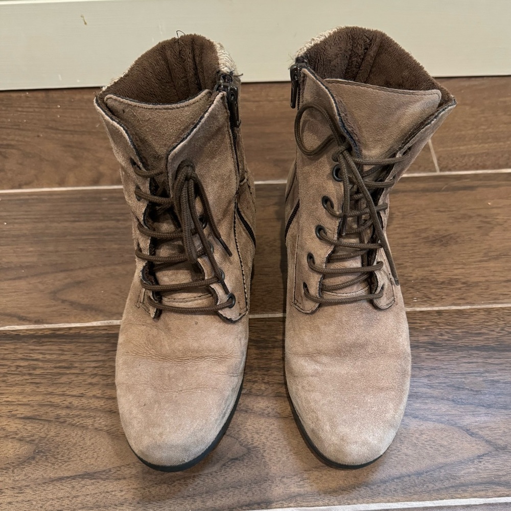 The Walking Company brown suede casual boot size 6.5
